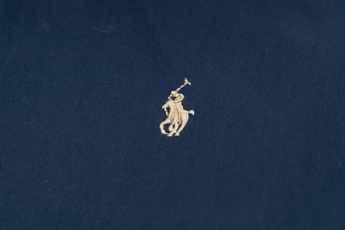 P300 model number: G317 Ralph Lauren's new 24ss classic embroidered logo lapel executive zipper jacket for both men and women. 1️⃣Selected from high-quality original developed pure cotton fabric, with customized plaid lining inside, the overall wear effect is very soft and comfortable. 2️⃣The workmanship details are perfectly controlled, with exquisite small logo embroidery on the chest, and the unique design style of splicing technology is used on the dropped shoulders to highlight your personality! The version is simple but not simple! 3️⃣ Complete with tag accessories, unisex design, and a very versatile jacket for men and women!  Color: black, navy blue, khaki Size: S, M, L, XL